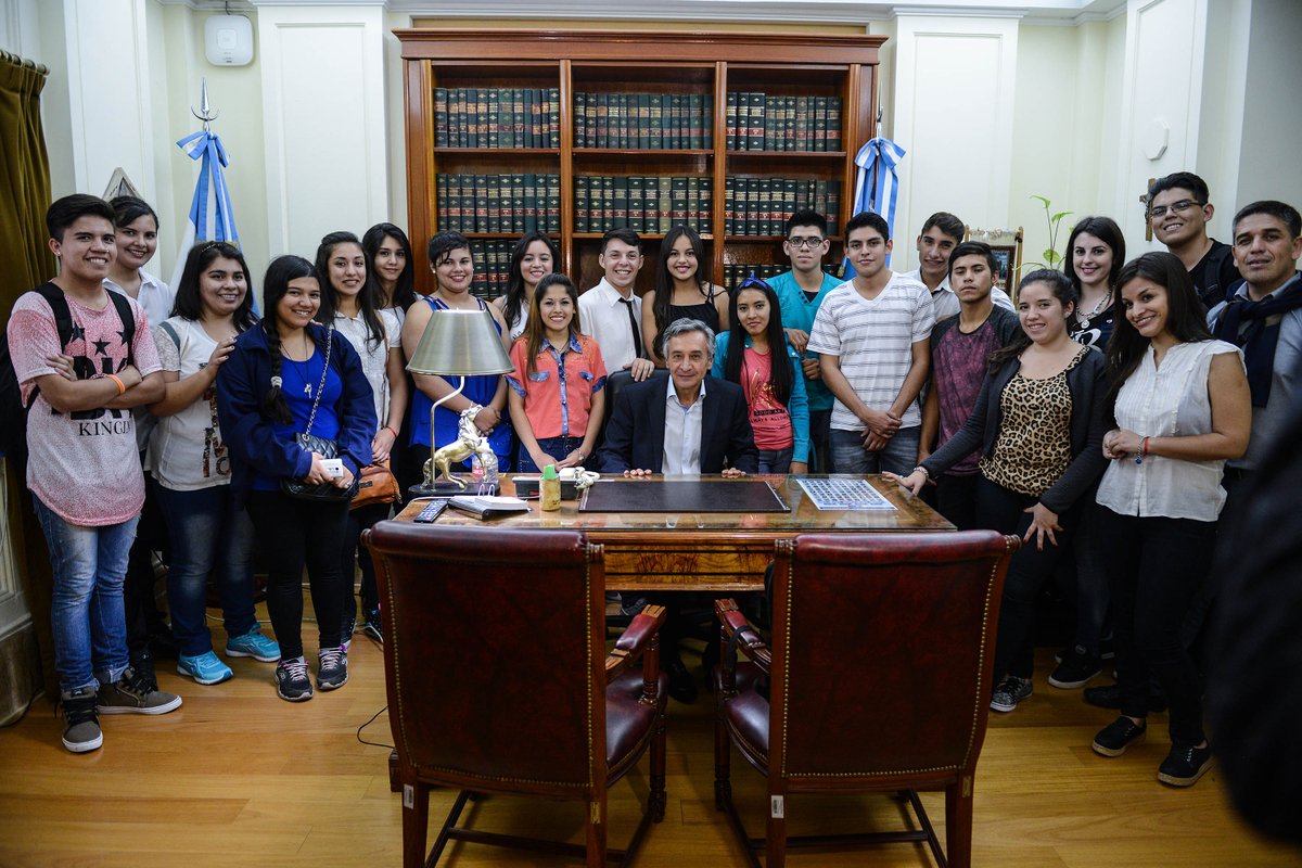RGBasualdo's tweet photo. #Prometimos y #Cumplimos! 20 estudiantes sanjuaninos viajaron x 1era vez en avión p conocer BsAs, el #Congreso y la @CasaRosada https://t.co/Z2Stkw2ivH