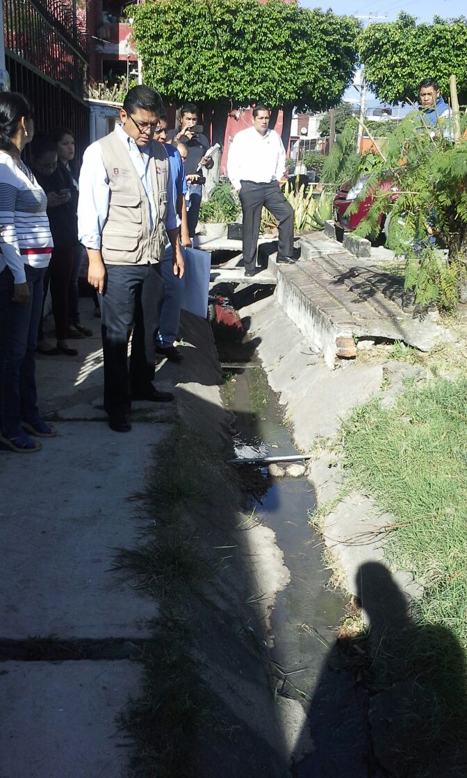 MegapolisMx's tweet photo. Supervisa @valenciajuanc filtración de aguas negras en red de agua potable en la UH "Las Rosas" de @Jiutepec_. https://t.co/aAPv3XEo5V