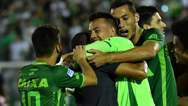 sportv's tweet photo. É oficial: @ChapecoenseReal é declarada campeã da Sul-Americana e garante premiação de US$ 4,8 milhões. #ForçaChape https://t.co/4K2K8Rfs2O