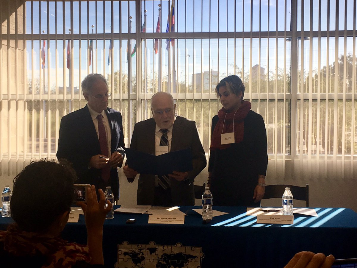 BeckyFreemanAZ's tweet photo. Ceremonial signing enabling electronic warehouse receipts in Mexico @JRothschildAZ @NationalLawCent @Ricardo1Pineda @AzMxCom @JuanCiscomani https://t.co/fQG2HU3oo4