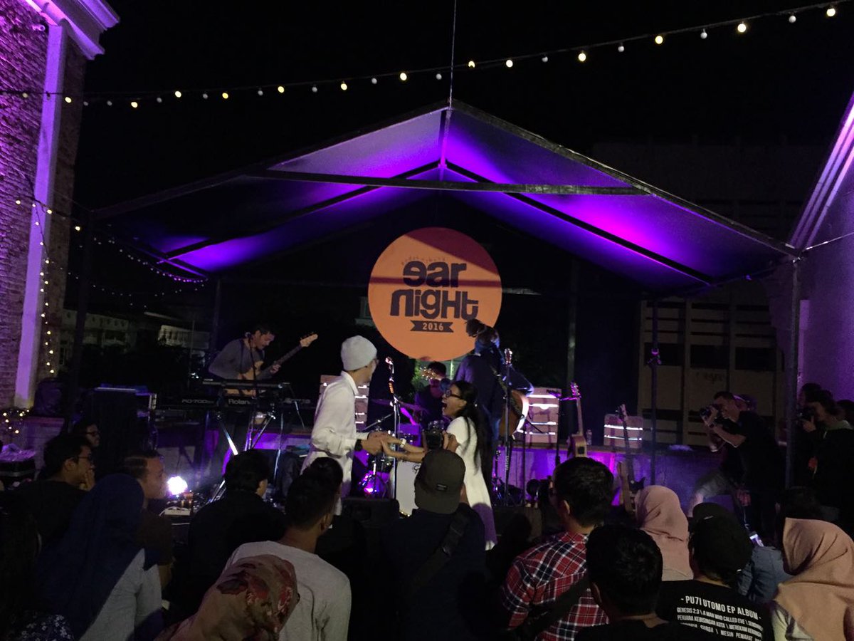 Kali ini <a href="/dialogdinihari/">Dialog Dini Hari</a> bernyanyi dan meminta <a href="/endahNrhesa/">Endah N Rhesa | endahnrhesa.tez</a> berdansa 😁 suasana yang sangat menyenangkan~ #earnightreport