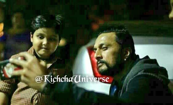 KichchaUniverse's tweet photo. ನಮ್ಮ @KicchaSudeep ನಿರ್ಮಾಣದ ವಾರಸ್ದಾರ  ಧಾರಾವಾಹಿಯಲ್ಲಿ ಮುಖ್ಯ ಪಾತ್ರ ನಿರ್ವಹಿಸಿರುವ ಚಿತ್ರಾಲಿ ಜೊತೆ ನಮ್ಮ #KICCHAನ  ಸೆಲ್ಫಿ... https://t.co/KmFagINZP5