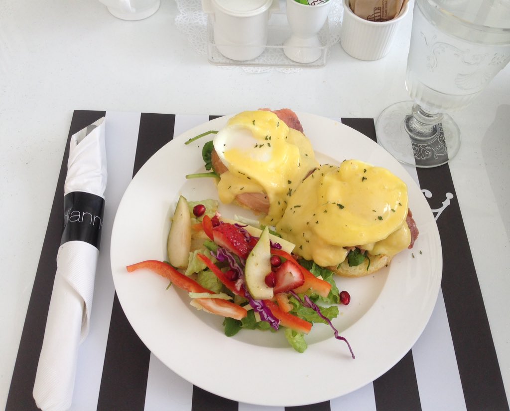 BeaRoseUK's tweet photo. Delicious lunch @DiannesTeaShop endeavouring to #escapereality with #eggsbenedict #trinidadandtobago https://t.co/NLy1RHYVoU