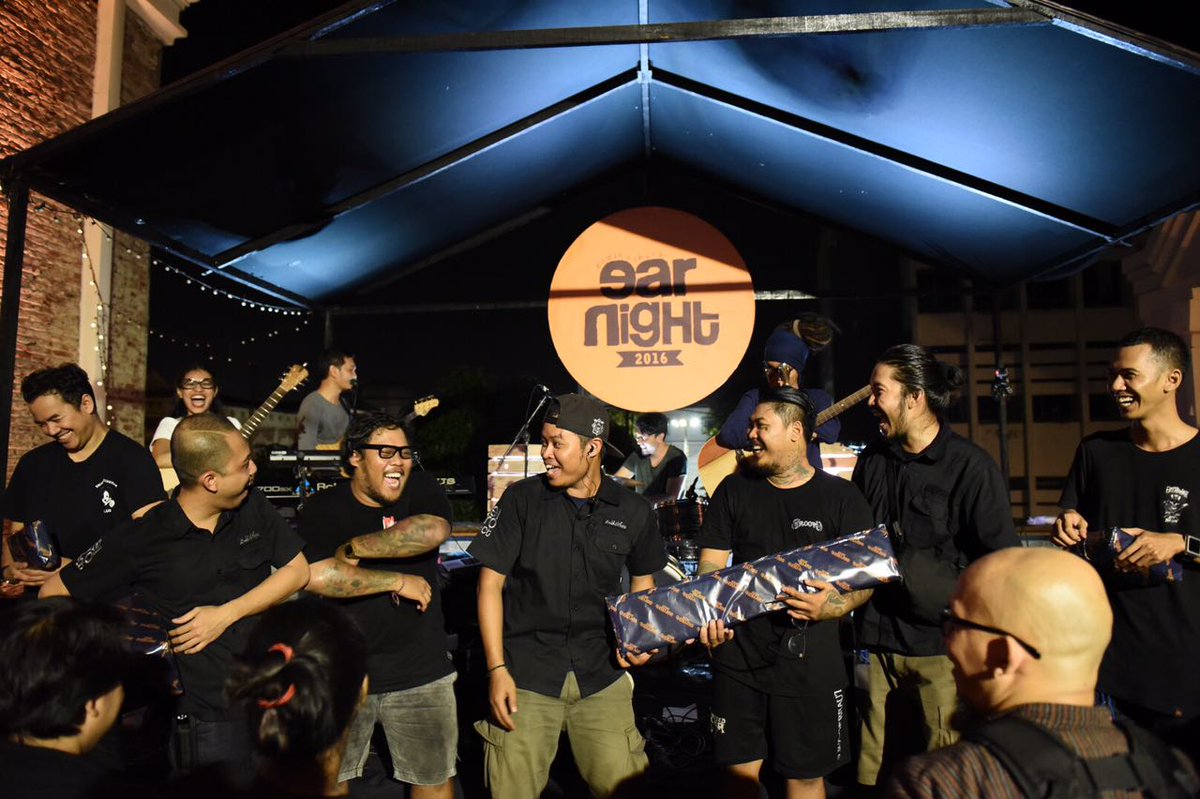 Pemberian hadiah kenang2an dari tim <a href="/endahNrhesa/">Endah N Rhesa | endahnrhesa.tez</a> kepada personil tim <a href="/dialogdinihari/">Dialog Dini Hari</a> 😊. 
May with the presents will always bond us all 🙏