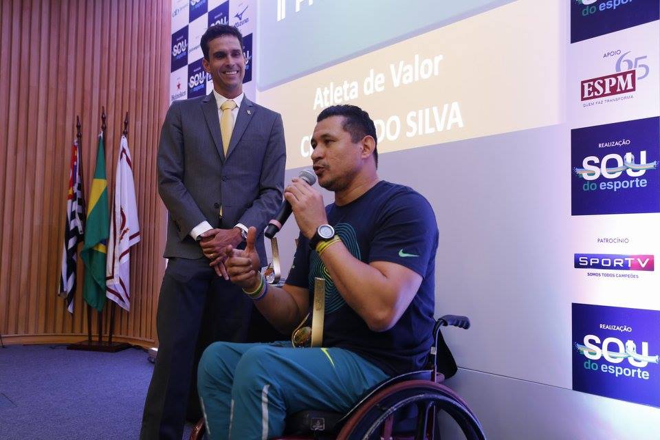 soudoesporte's tweet photo. Secretário Luiz Lima e Clodoaldo Silva recebendo o prêmio Atleta de Valor da Sou do Esporte. #soudoesporte #clodoaldosilva #premiosde https://t.co/neBVlNqno7