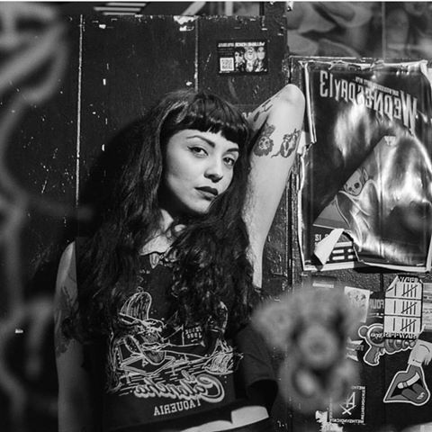 UMUruguay's tweet photo. Es cantante, compositora y multinstrumentista, es chilena, vive en México, es @monlaferte su video #SiTúMeQuisieras  https://t.co/Df3ELAf6rH https://t.co/mdKmTzxtBy