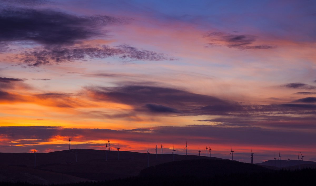MikeBolam's tweet photo. .@StormHour @BBCScotWeather @DGWGO #Sunset Crossing the watershed into Dumfries and Galloway #DevilsBeeftub #Moffat #windpower #LoveDandG https://t.co/M60m5ONCvj