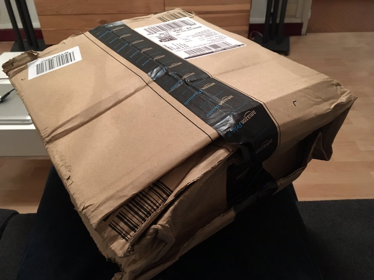 GigaGigot's tweet photo. Merci @lisalaposte pour ce colis fraîchement défoncé ! Ça fait plaisir pour Noël https://t.co/74ZDriKAqJ