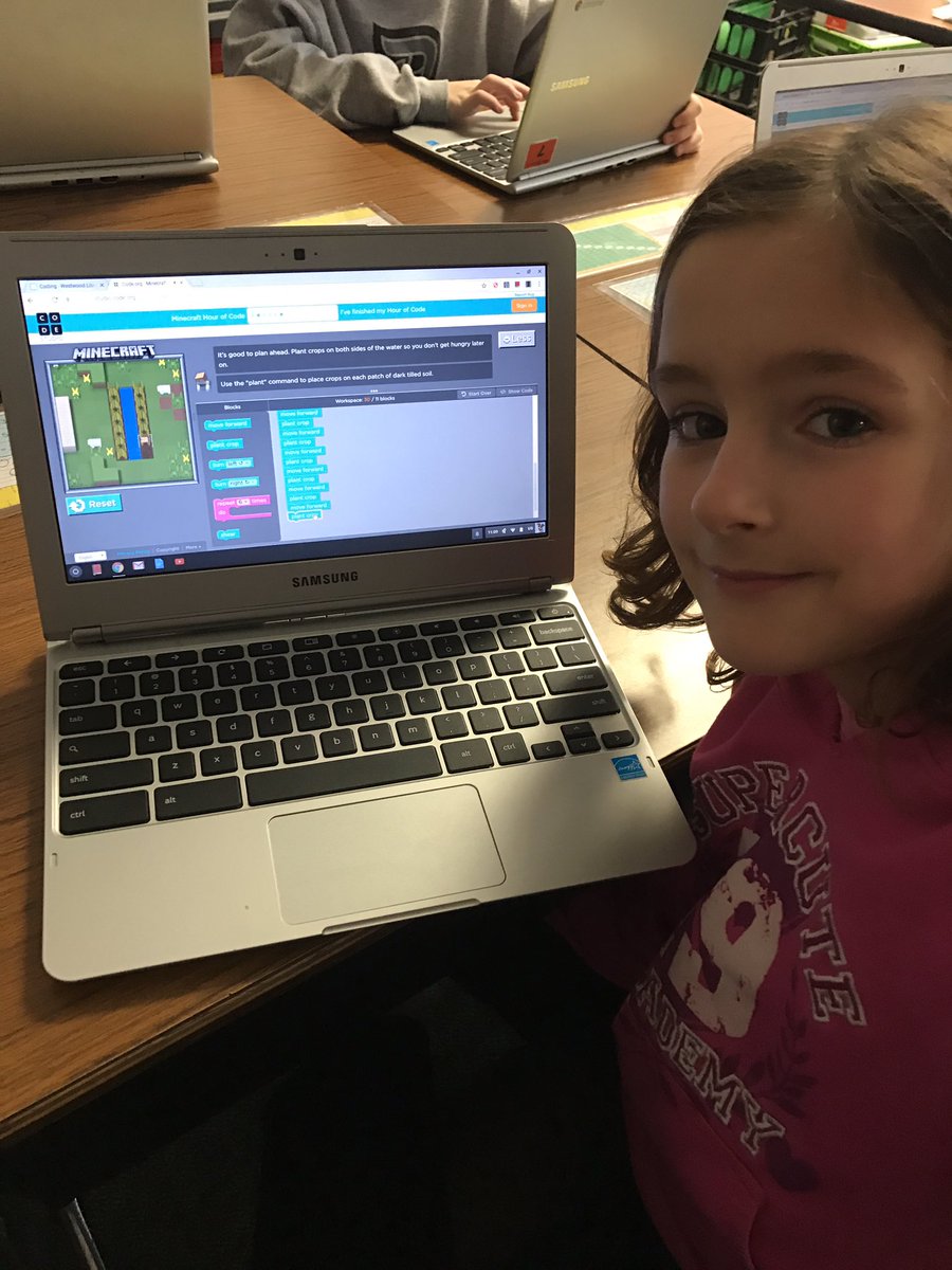MrBudekWDP's tweet photo. Bri getting Alex through the maze on Minecraft! #wdpcodes #wdpww https://t.co/xjF2SIqMvO
