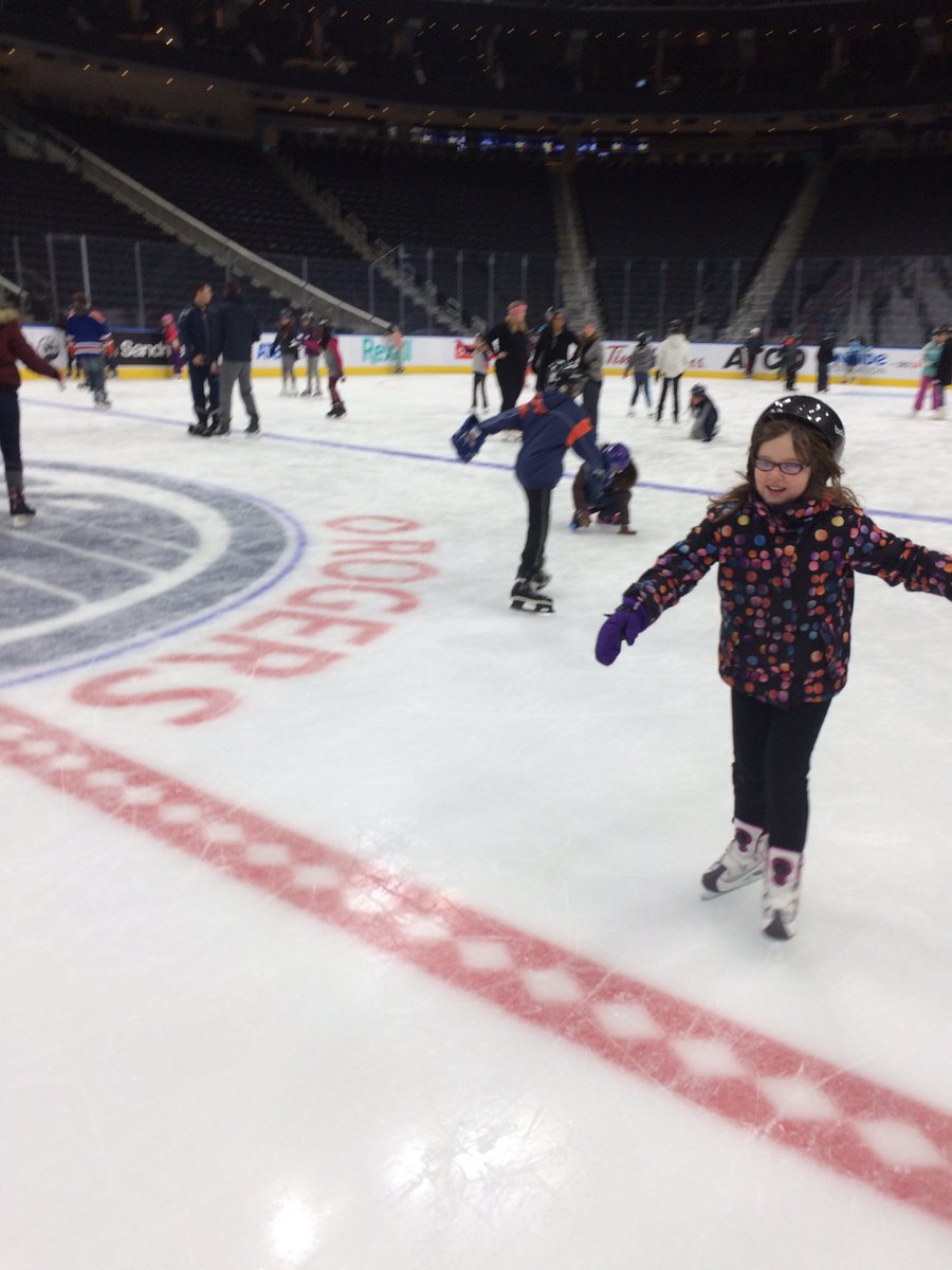 MrsColeTeaches's tweet photo. We are having so much fun at skate day at @RogersPlace!!!! #iceschool #skating @StClementECSD https://t.co/LostRqDGSP