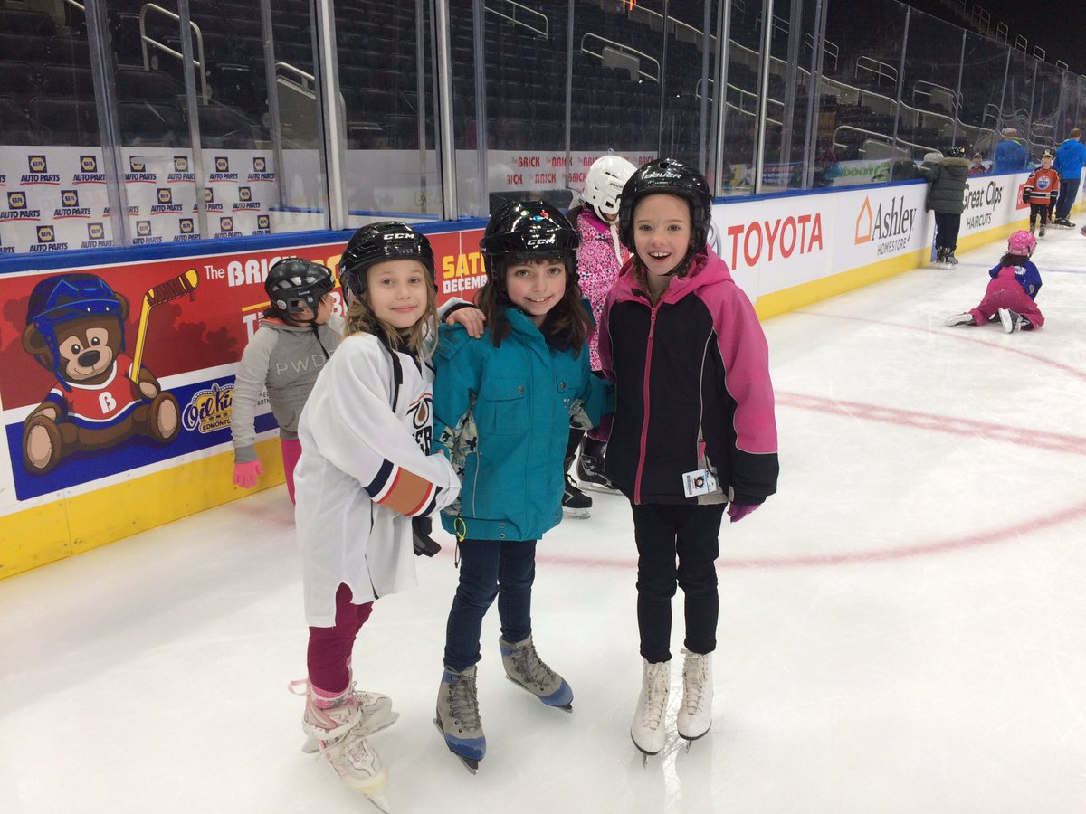 MrsColeTeaches's tweet photo. We are having so much fun at skate day at @RogersPlace!!!! #iceschool #skating @StClementECSD https://t.co/LostRqDGSP