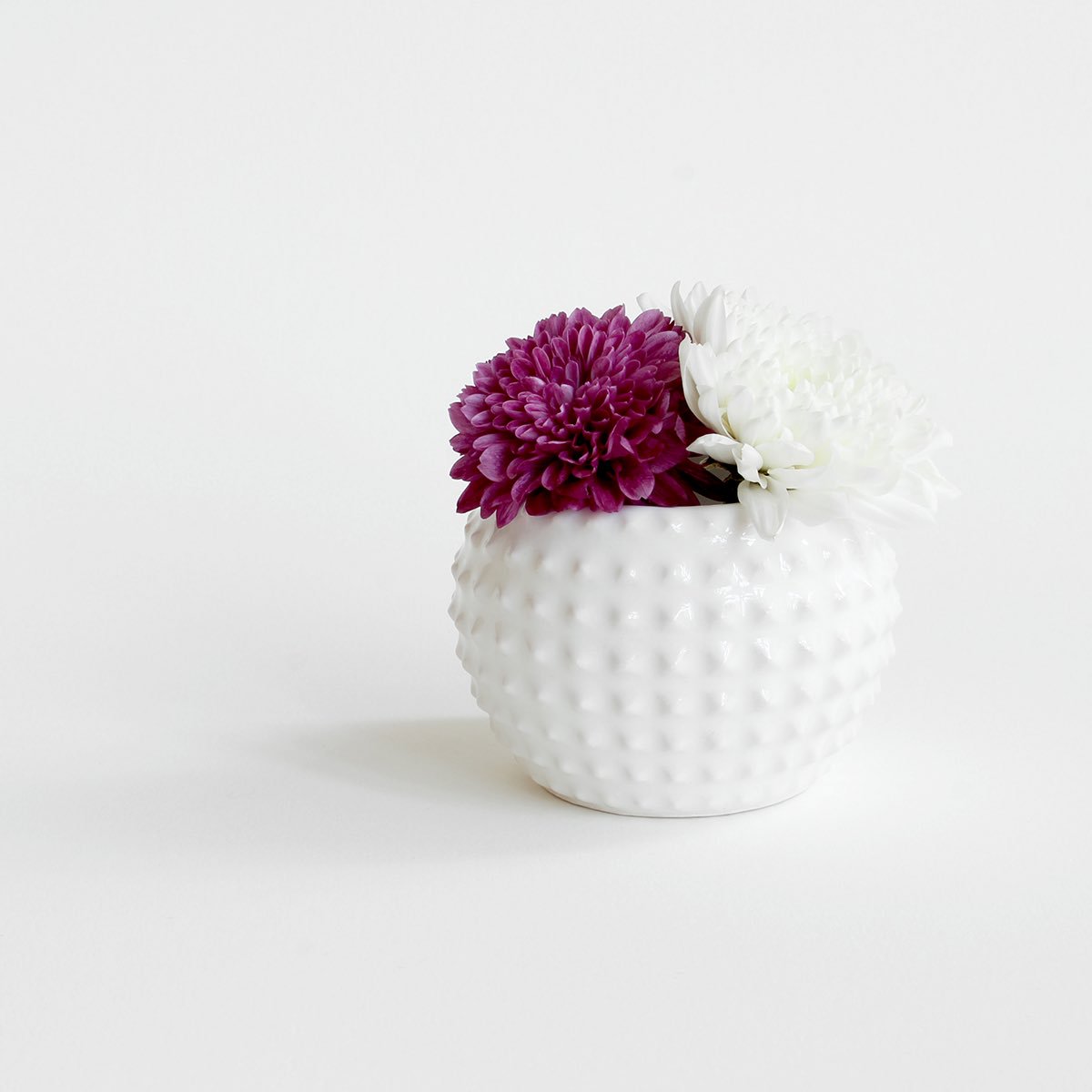 SimplusDesign's tweet image. STUD Planters in White Porcelain are available on our site and In Person this weekend at @artistsandfleas in Williamsburg
#artistsandfleas