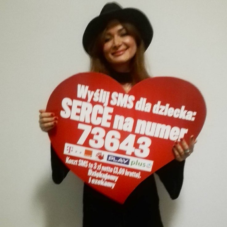 Fakt_pl's tweet photo. Ania #Rusowicz też śpiewa dla @FundacjaFaktu. Dziękujemy! #SerceDlaDzieci #pomoc @TVP @onetpl https://t.co/HYiVlmJJUy