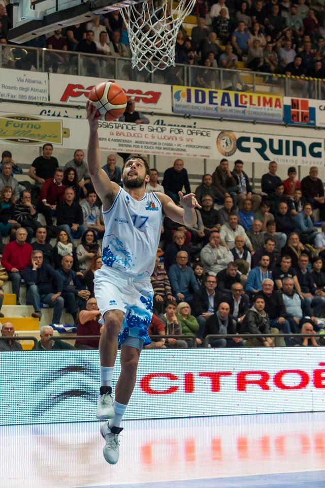 vjlapenna's tweet photo. 22pt, 6/8 da 3pt, 2rb, 2 rec...questo il derby di @nickmei85 di ieri...e i @RosetoSharks continuano la loro favola ai primi posti della A2 https://t.co/SBXcNS4Gc5