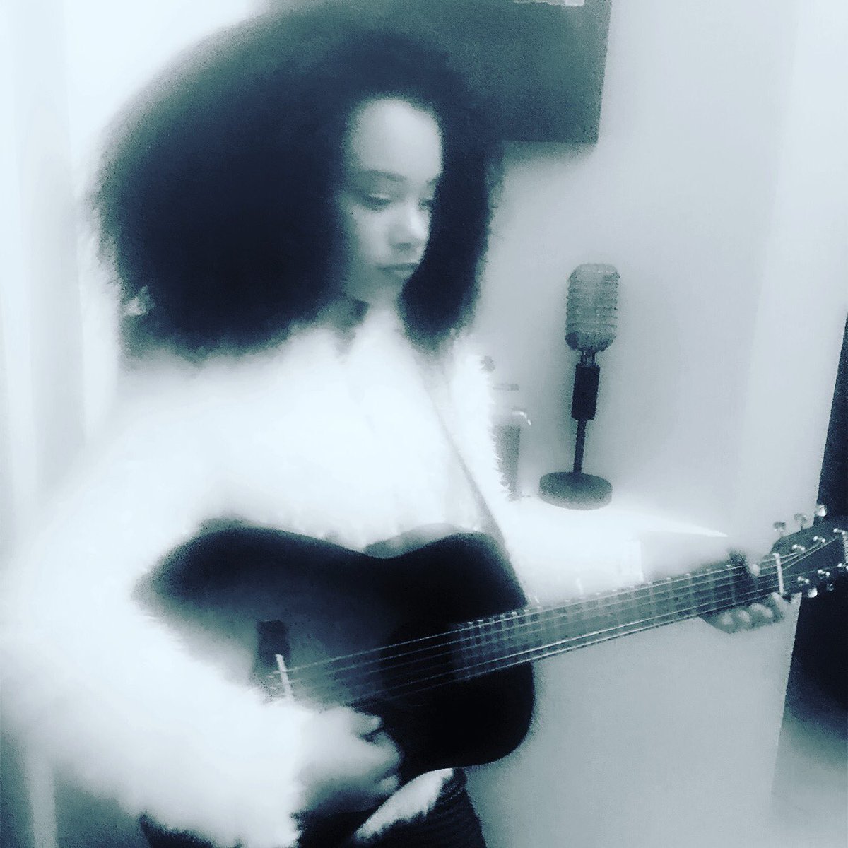 GabrielleNGreen's tweet photo. Working hard today #mondaymotivation #MyMorningExpress @TheEllenShow @klgandhoda @tamronhall #esinetwork #Management @yrftalent https://t.co/eIjLGF4yFS