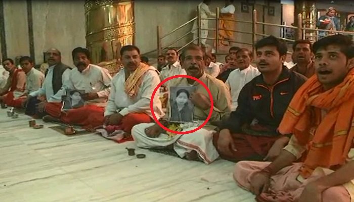 ZeeNews's tweet photo. महाकाल से मांगी 'अम्मा' के लिए दुआ
https://t.co/2w4H3HT8F7
#PrayForAmma https://t.co/a6vJ061w6X