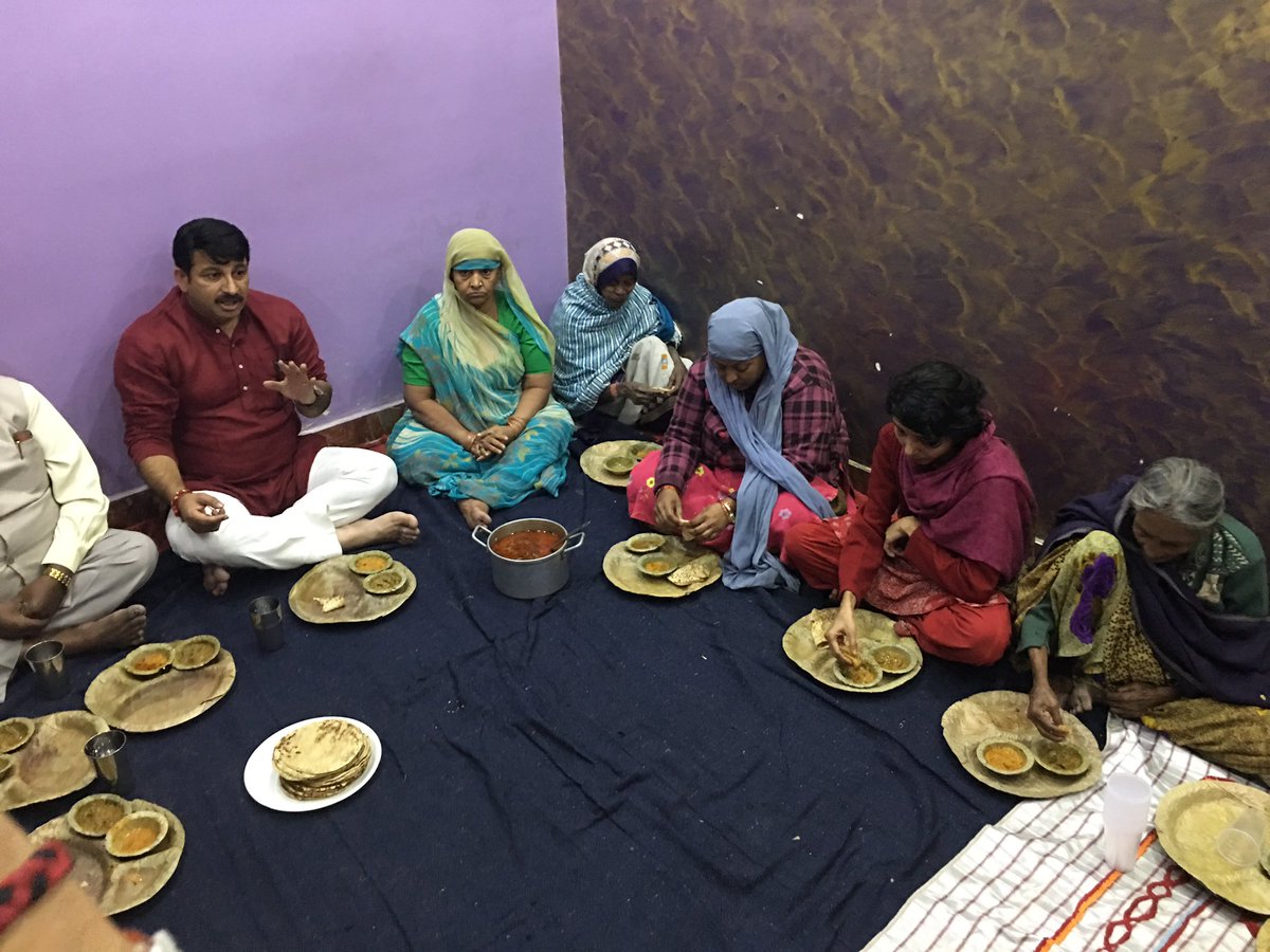 ManojTiwariMP's tweet photo. आज मैंने एक दलित समाज की बहुलता वाले बस्ती का #RealityCheck किया.. वहीं खाना खाया..लोग AAP govt से निराश और मोदी जी से ख़ुश दिखे @BJPLive https://t.co/Sy5FS1mrfP