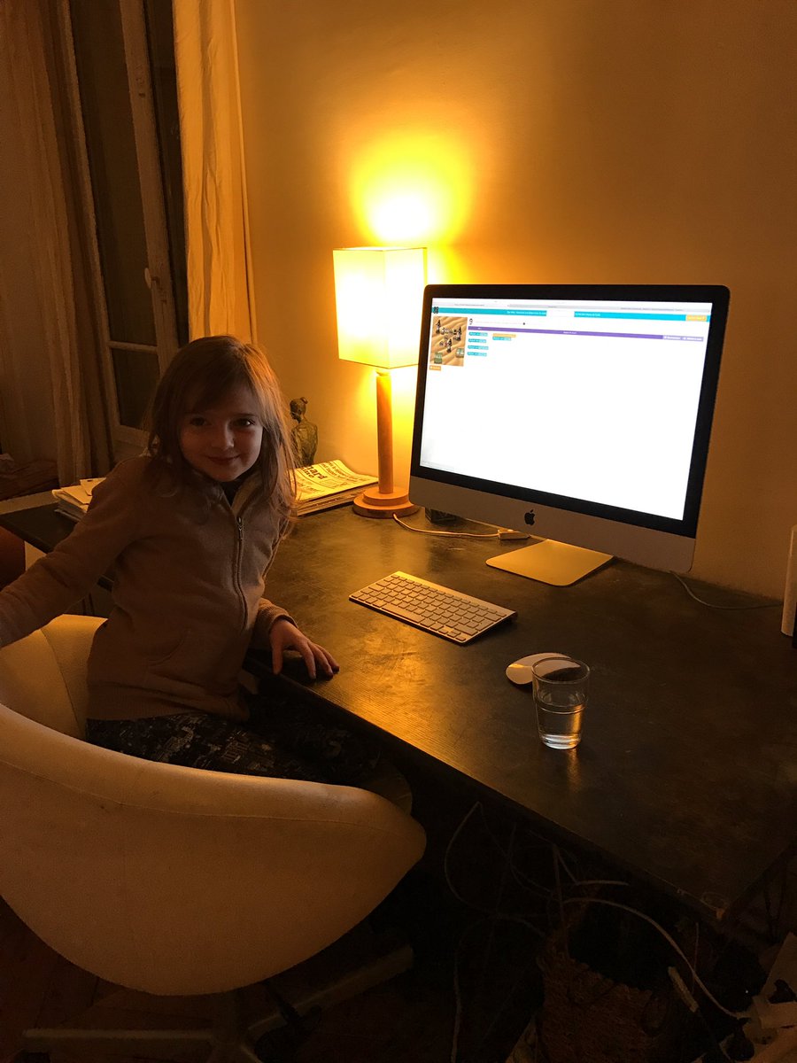 sergelogereau's tweet image. Ma fille s&apos;éclate sur #hoursofcode #cool @AccentureTech avec @StarsWars