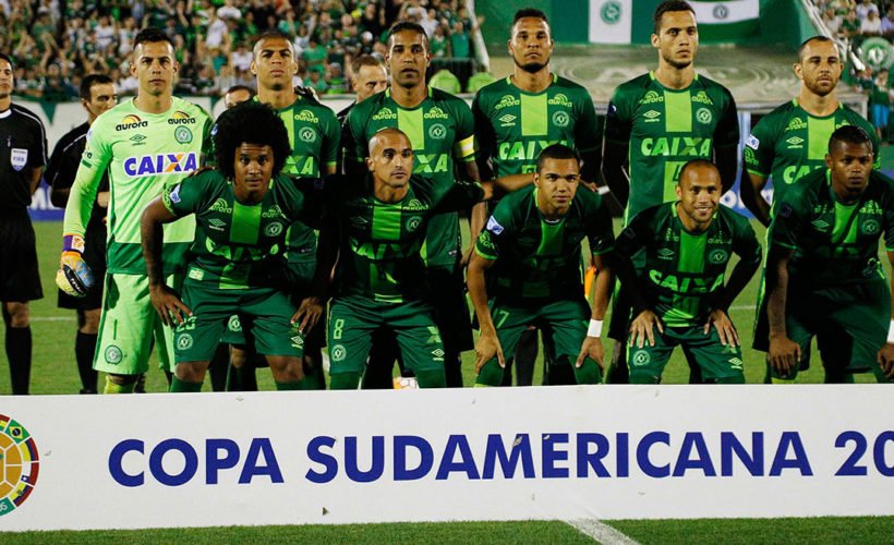 latercera's tweet photo. ⚽️🏆 Chapecoense es oficialmente nombrado campeón de la Copa Sudamericana por la Conmebol https://t.co/aSpBfXzO2G https://t.co/I3Ko6N42ms