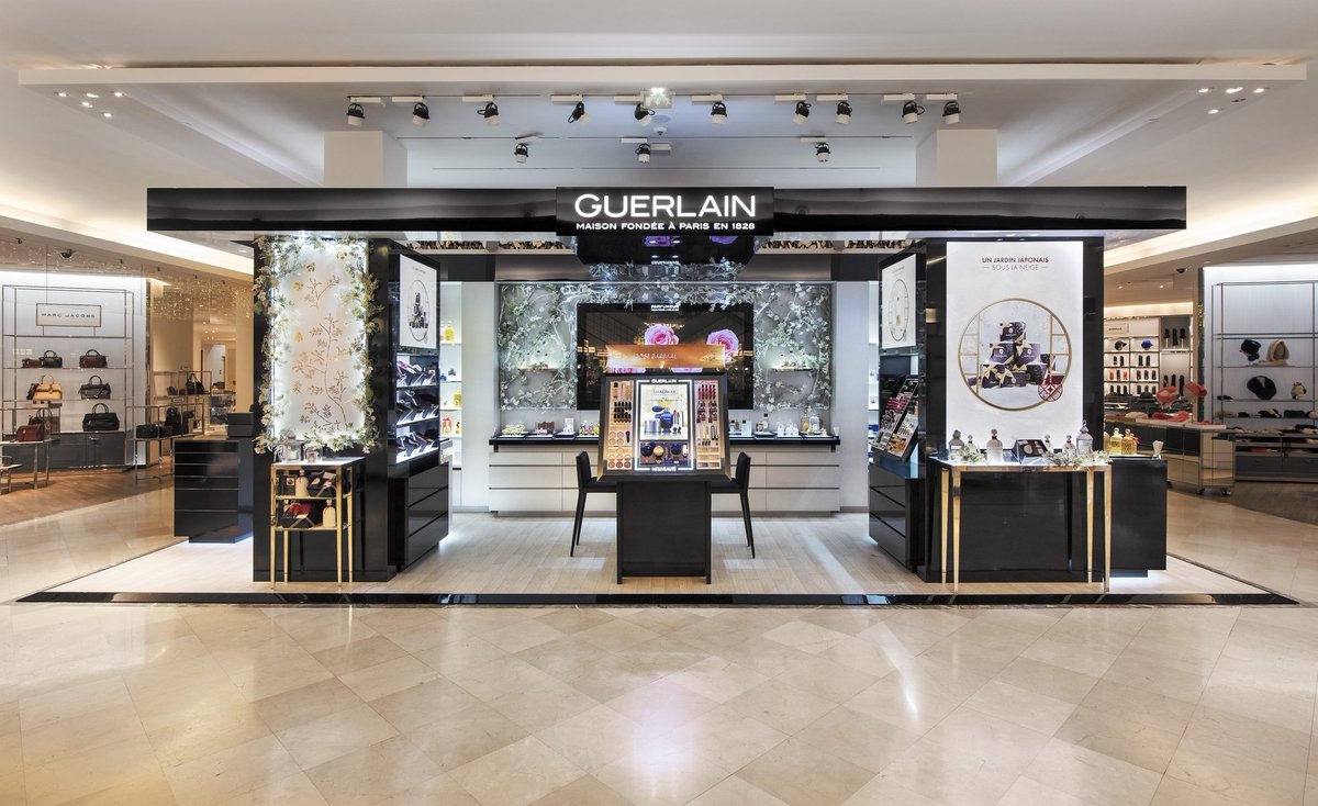lebonmarche's tweet photo. La marque @Guerlain s'installe au rez-de-chaussée du Magasin pour les fêtes de fin d'année !  #LeBonMarche #Guerlain #VuAuBonMarche https://t.co/K5WNLHLbPu