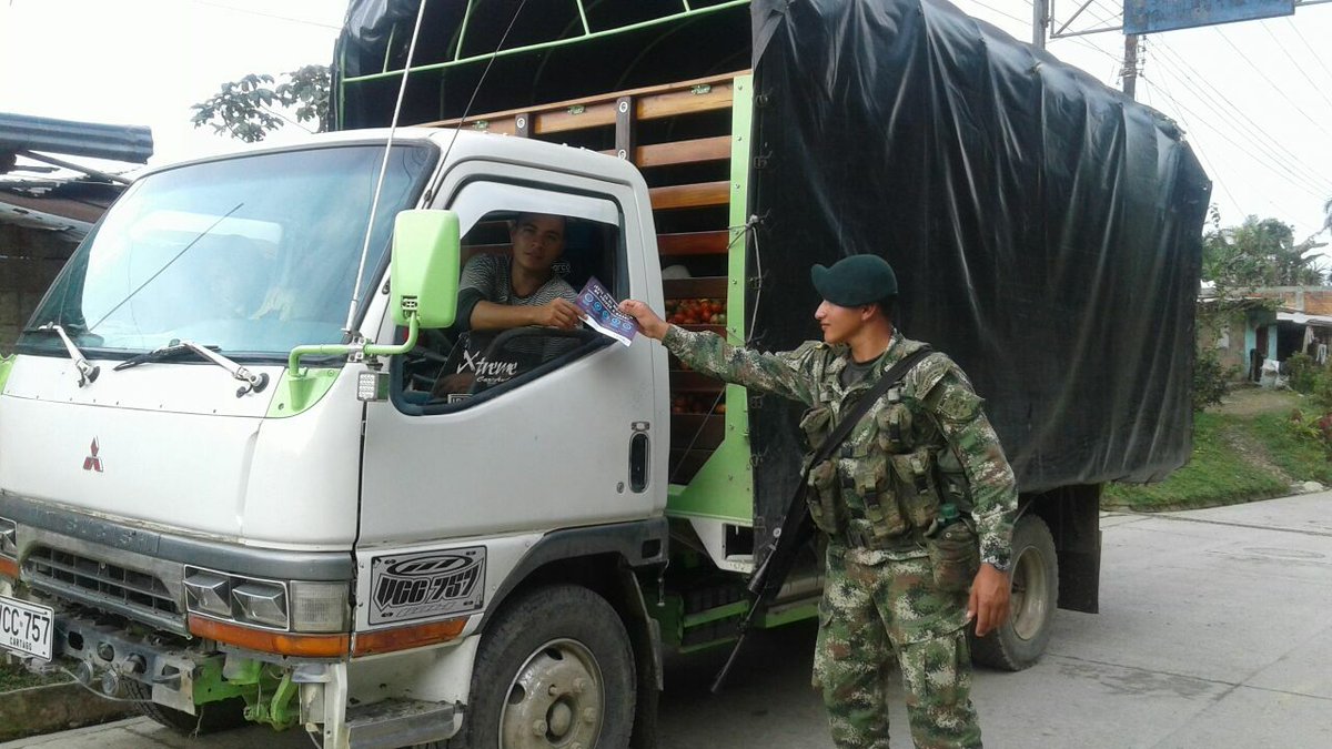 Ejercito_Div7's tweet photo. FTCTI #NuestrasTropas de la #BrigadaMóvil38, promueven la desmovilización del ELN, con la entrega de volantes, en #Chocó. https://t.co/GiZlP1424e
