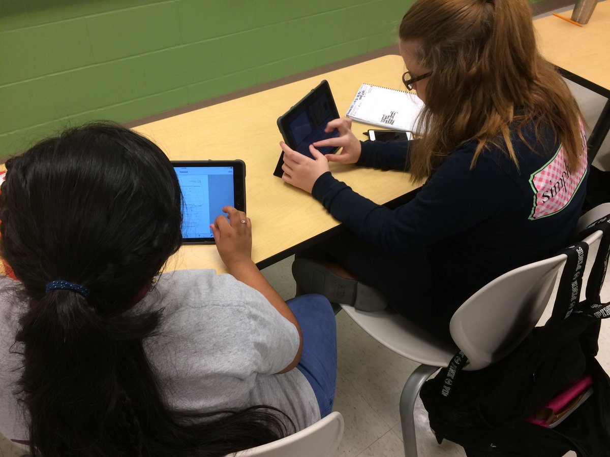 love_2_teachu's tweet photo. Students are collaborating and using technology in Mrs Smith's class at Pelion Middle. #pelionmiddle10 https://t.co/uX4gvivIdm