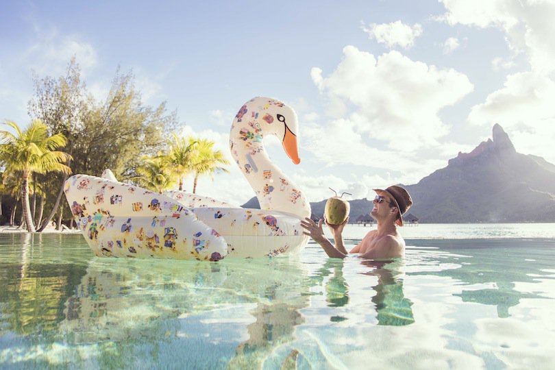 Float into the 5th Day of #12DaysofFriendsmas with <a href="/FUNBOYLife/">FUNBOY</a> &amp; lots of Bondi Beach! 💦 bit.ly/gmxfbDay5