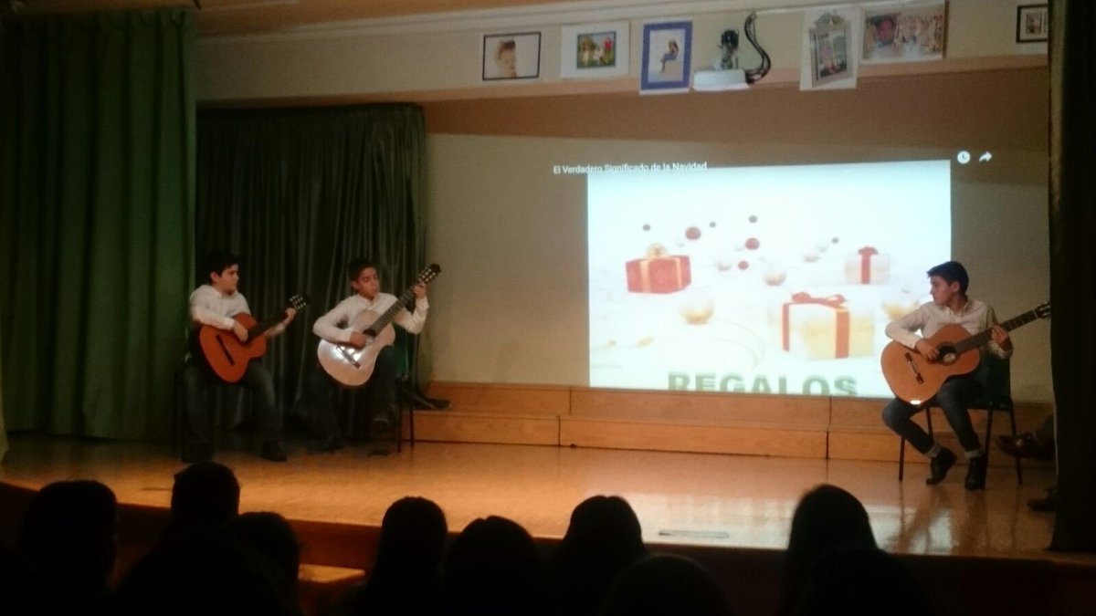 AsuncionGranada's tweet photo. Una foto del Belén, un teatro de  sombras, y divertidas actuaciones musicales nos han anunciado la llegada de Jesús a nuestros corazones. https://t.co/dAr8FXY5u0