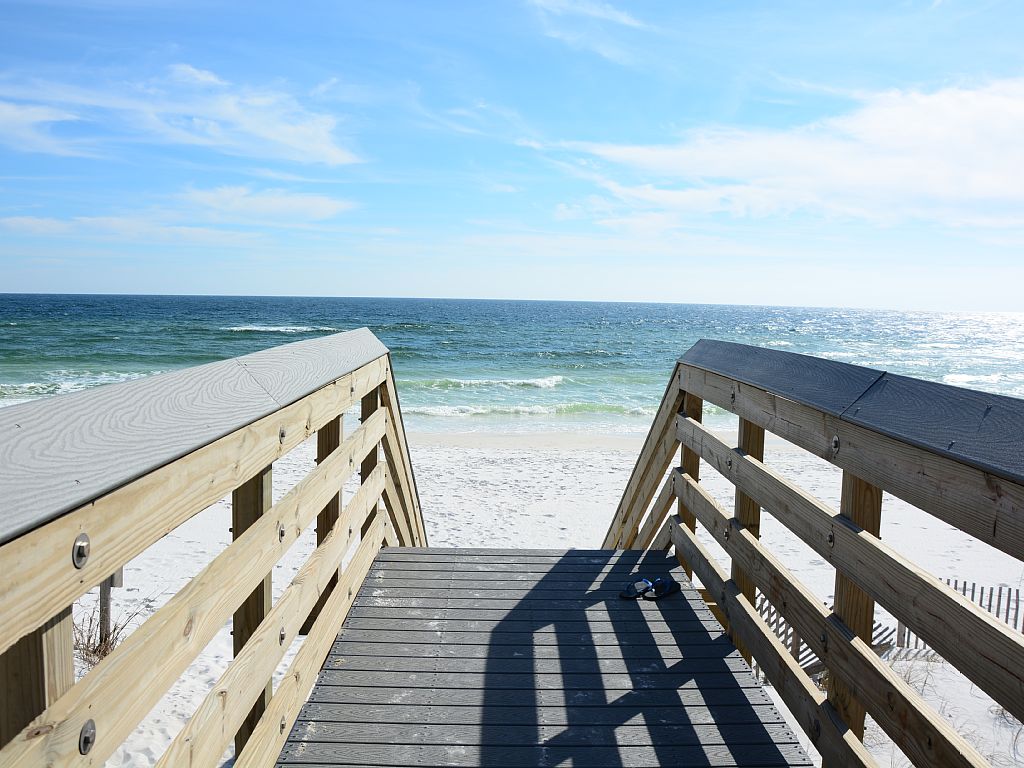 vacationcondoFL's tweet photo. Tropical Isle with Pool for Everyone on #Okaloosa Island, #Florida https://t.co/ZdNz7lX4Si https://t.co/frGvZbI7db