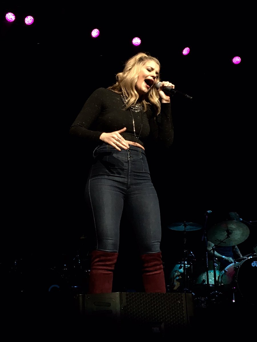 2KaterinaWilson's tweet photo. 🎶 @Lauren_Alaina 🎶 was amazing last night at @987thebull #santajam https://t.co/zdOwBN5JJK