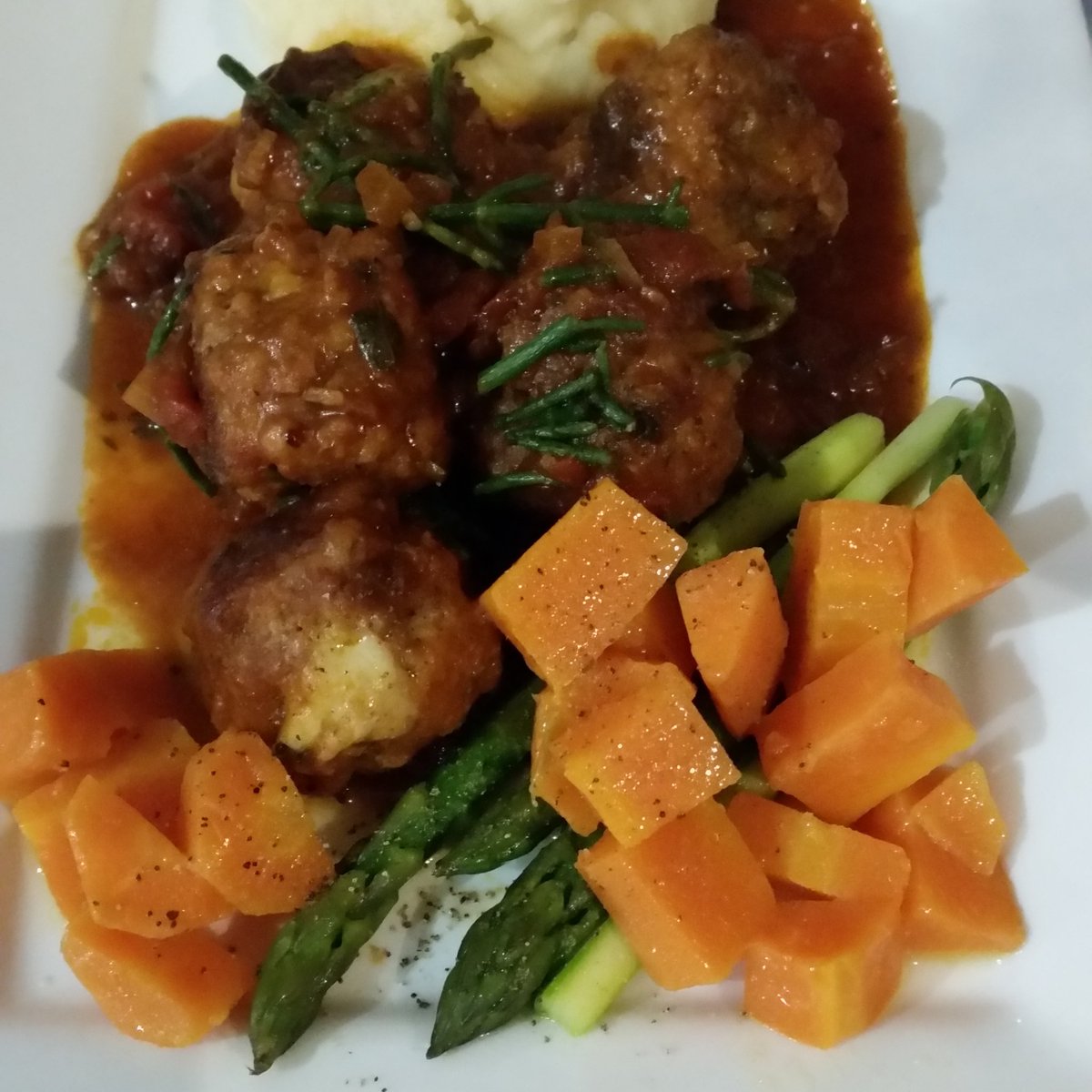 CBPrivateChef's tweet photo. Meatballs stuffed with mozzarella, mahed potato, tomato sauce and  buttered asparagus and carrots. #Food  for a #winter  evening. https://t.co/sbd1YLMpZa
