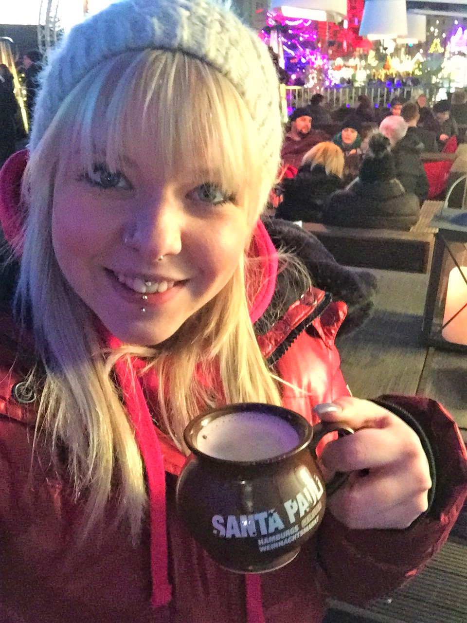 Gerade in #Hamburg auf dem #Weihnachtsmarkt, ich liebe #Glühwein <3 Und morgen ist schon Nikolaus.. Ich bekomme sicher wieder die Rute... :D https://t.co/7MdrnNGkUN