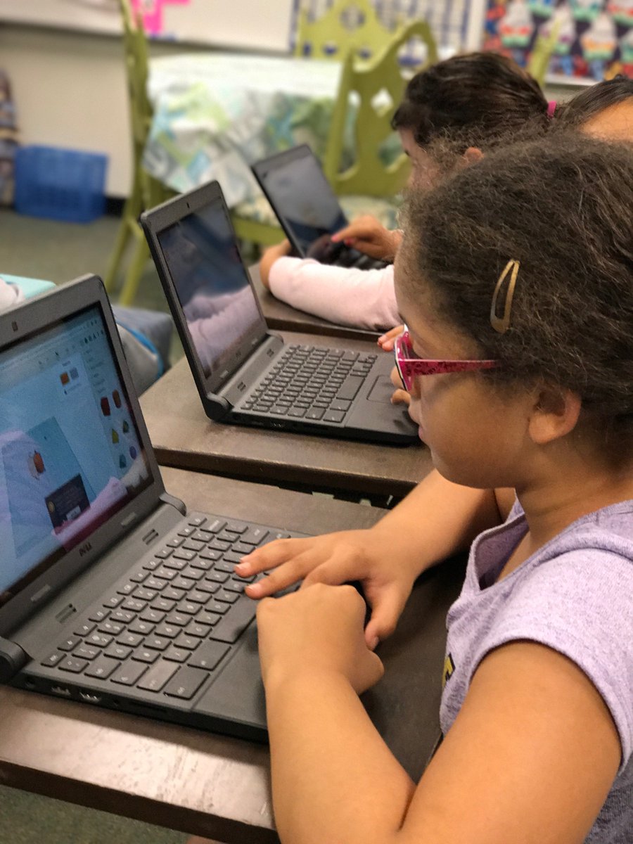 MeStarSosa's tweet photo. #Design, #Creation and #Curiosity are alive @LiveOakRRISD with our #3D printer! #good2beLOE #rrisd #rrisdtech @makerbotEDU https://t.co/e4vLr6WOq3