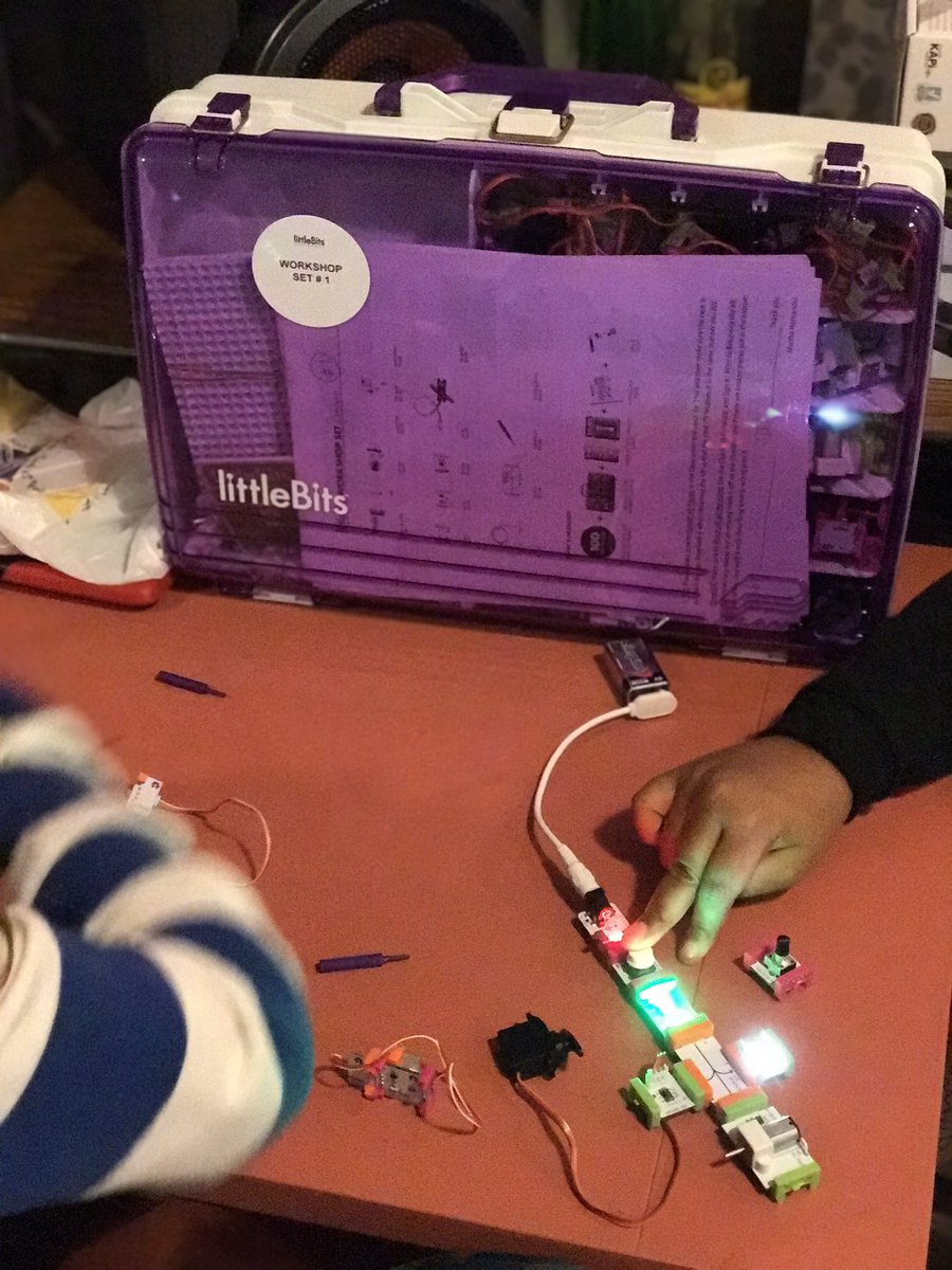 MeStarSosa's tweet photo. Exploring w/ @littleBits ! #create #collaboration #design #rrisd #rrisdtech #good2beLoe https://t.co/kQBcMqqV6w