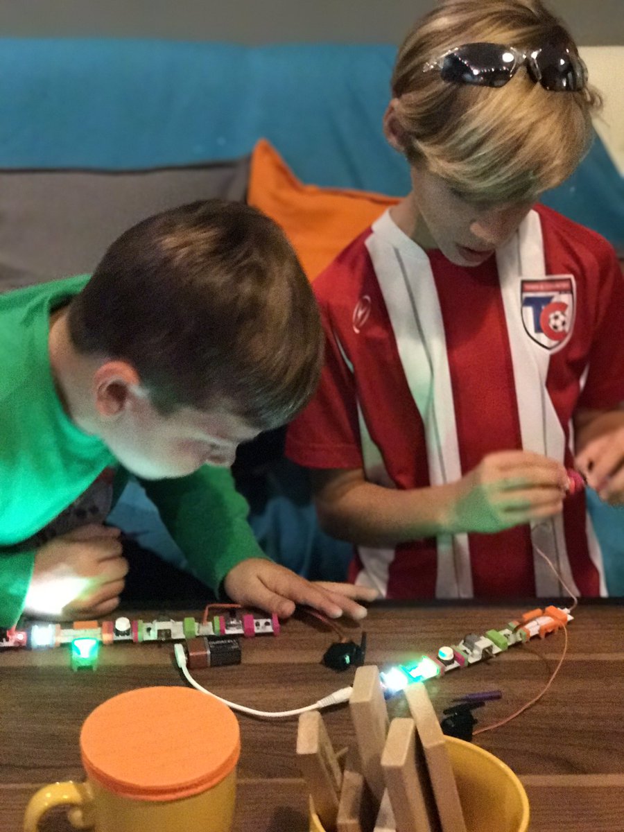 MeStarSosa's tweet photo. Exploring w/ @littleBits ! #create #collaboration #design #rrisd #rrisdtech #good2beLoe https://t.co/kQBcMqqV6w