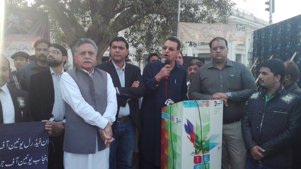 PppDera's tweet photo. #PPP delegation @fkkundi , Noor Alam &amp; Mustafa representing Chairman @BBhuttoZardari to show solidarity with @NeoNewsUR.Shame on #PMLGovt https://t.co/gD9AbKGDu7