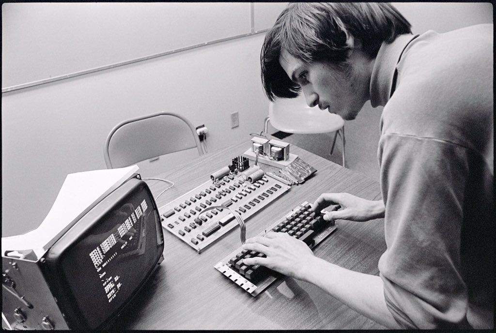 первый человек компьютер. первый человек компьютер. компания эппл стив джобс. билл гейтс в молодости. первый человек компьютер.