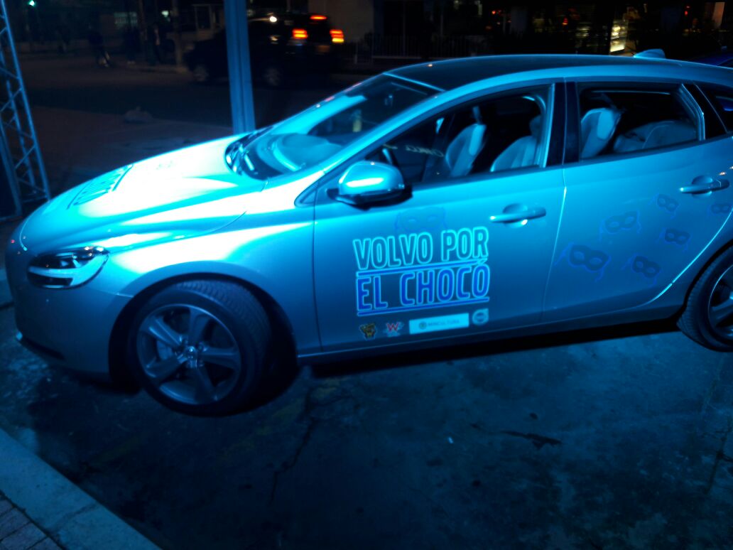 S3RGIO_87's tweet photo. @monto40 con su volvo en #TodosPorElChoco en el teatro la castellana con @jeanetgm https://t.co/edaLOjiFSO