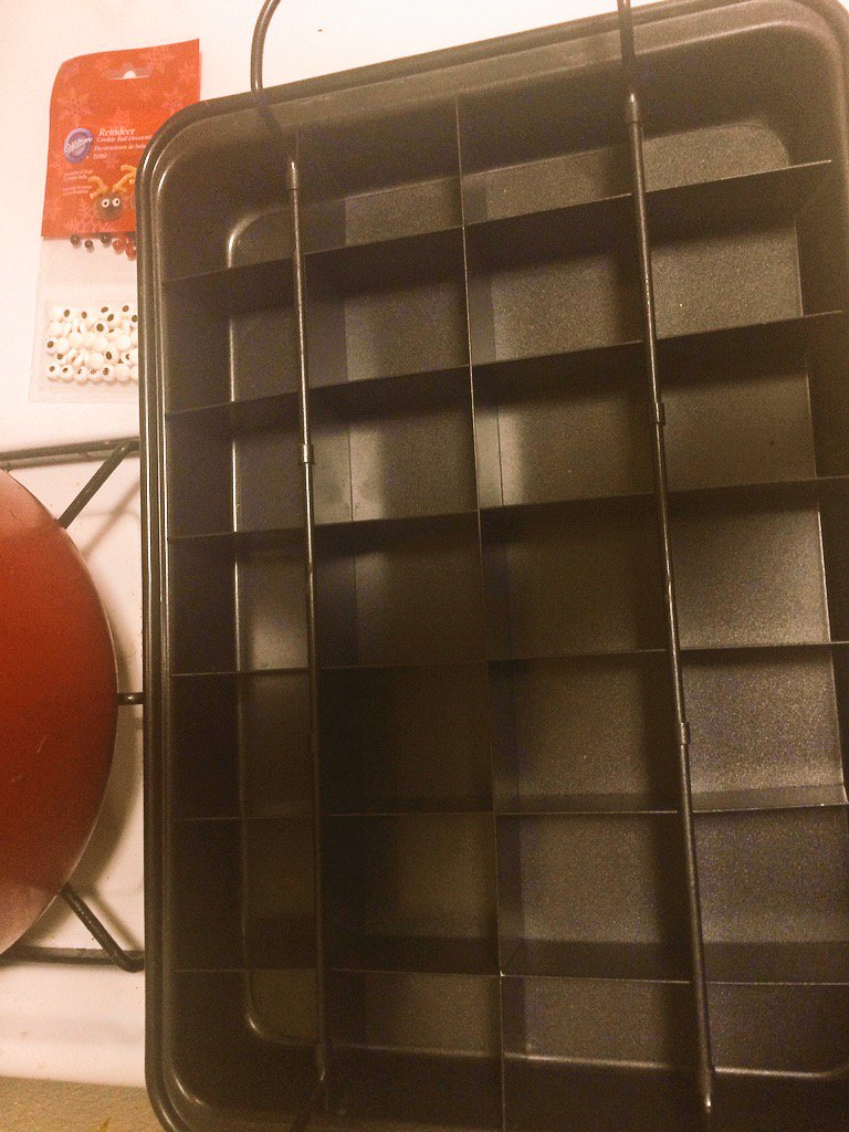 Stephs_social_'s tweet photo. The key to my perfect corner brownies 🤗😌 #BakingPro 😜💝 https://t.co/oRrmLjTLgl