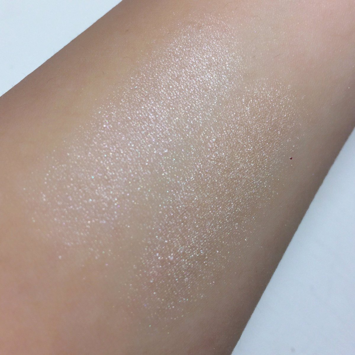 ポテチ いまいち違いのわからないハイライト比較シリーズ 左がローラメルシエのマットラディアンスベイクドパウダー ハイライト 01 右がrmkのグロウスティック Rmkの方がベージュ寄りでキラキラ ローラメルシエはパウダーが細かくて濡れたような艶