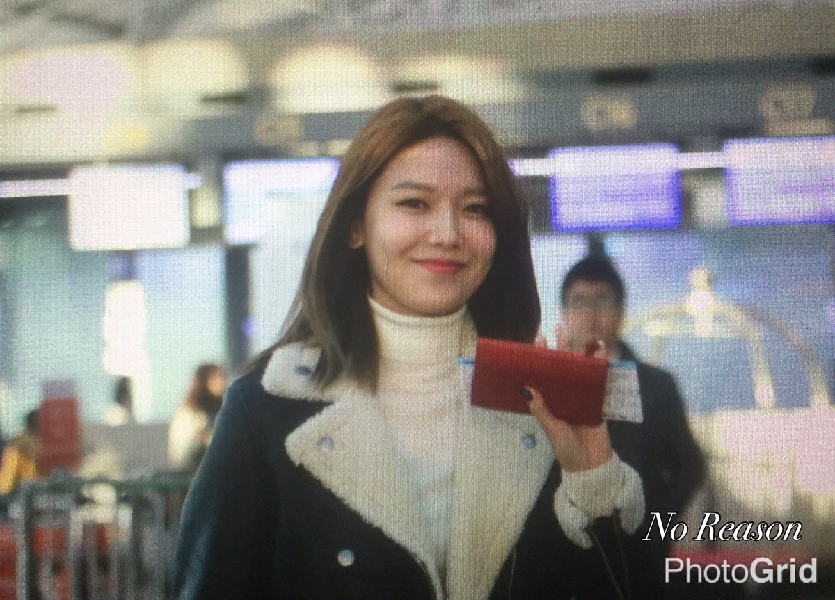 [PIC][06-12-2016]SooYoung khởi hành đi New York - Mỹ để tham dự sự kiện "COACH 75th Anniversary 2017 Fall in New York" vào sáng nay Cy81BzoVEAAtOqh