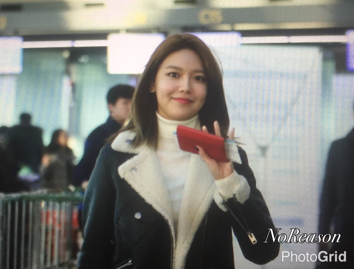 [PIC][06-12-2016]SooYoung khởi hành đi New York - Mỹ để tham dự sự kiện "COACH 75th Anniversary 2017 Fall in New York" vào sáng nay Cy81BzrUAAArRMU