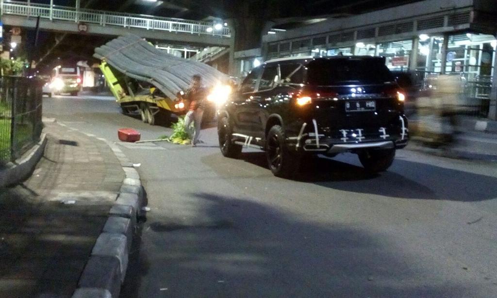 Truk patah As roda, macet dari cempaka putih arah priok