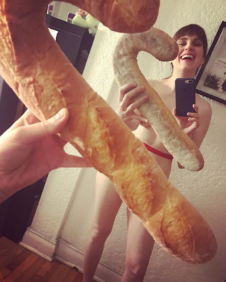 selfiefinger's tweet photo. A funny selfie by @DavisonVideo 

#breadselfie
#onefingerchallenge
#onefingerselfie
#onefingerselfiechallenge https://t.co/OCTR2WBga7