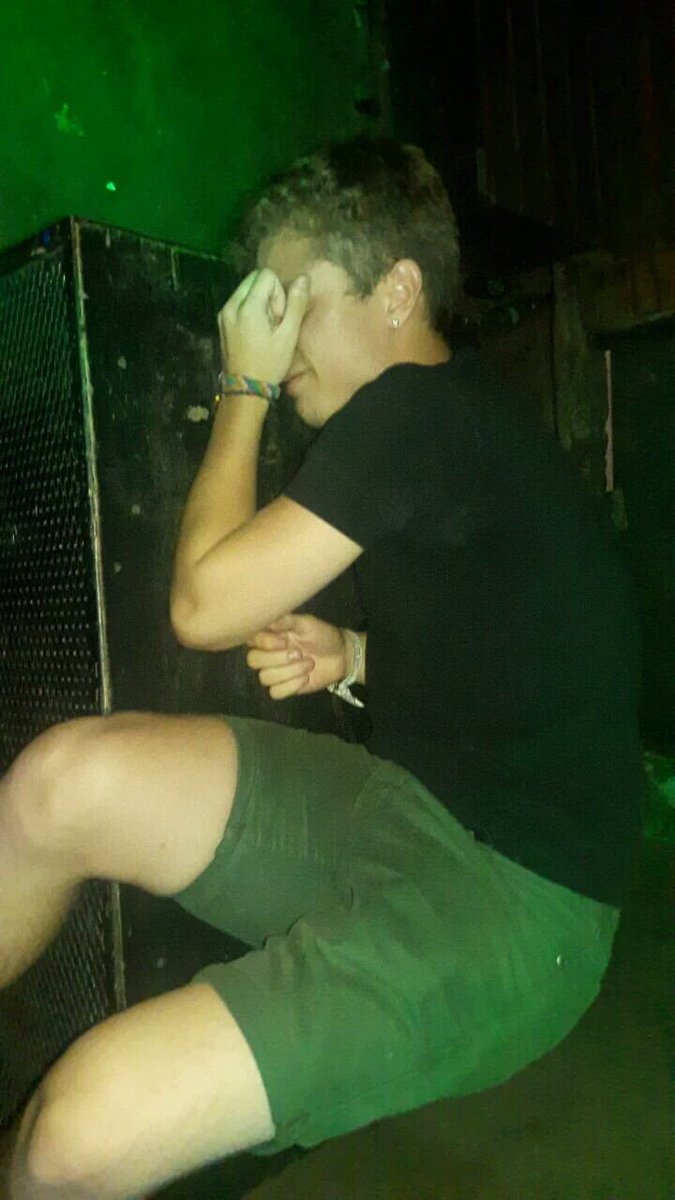Cardijn16's tweet photo. Si ellos terminaban así un finde cualquiera, como terminarán hoy??? VENI A ROMPERTE CON NOSOTROS DALEEE✊💦👅🍌🍻🍐🍷🍹🍺🍸 https://t.co/BwA7HLdkdY
