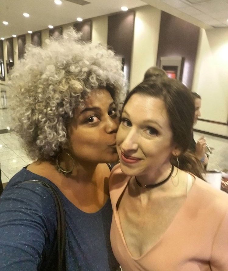 FallenWorldBR's tweet photo. Uma fã com a Addison e Lauren! #PréEstreiaFallenSP https://t.co/5knCXC4Dd9