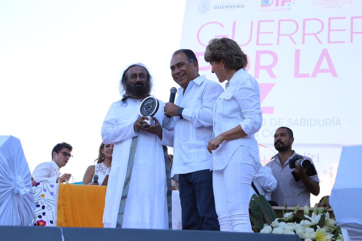 HectorAstudillo's tweet photo. Quienes tengan un mensaje de paz para nuestro estado, siempre serán bienvenidos, por eso te recibimos con gusto @SriSri. #GuerreroPorLaPaz https://t.co/qGY10jspVi