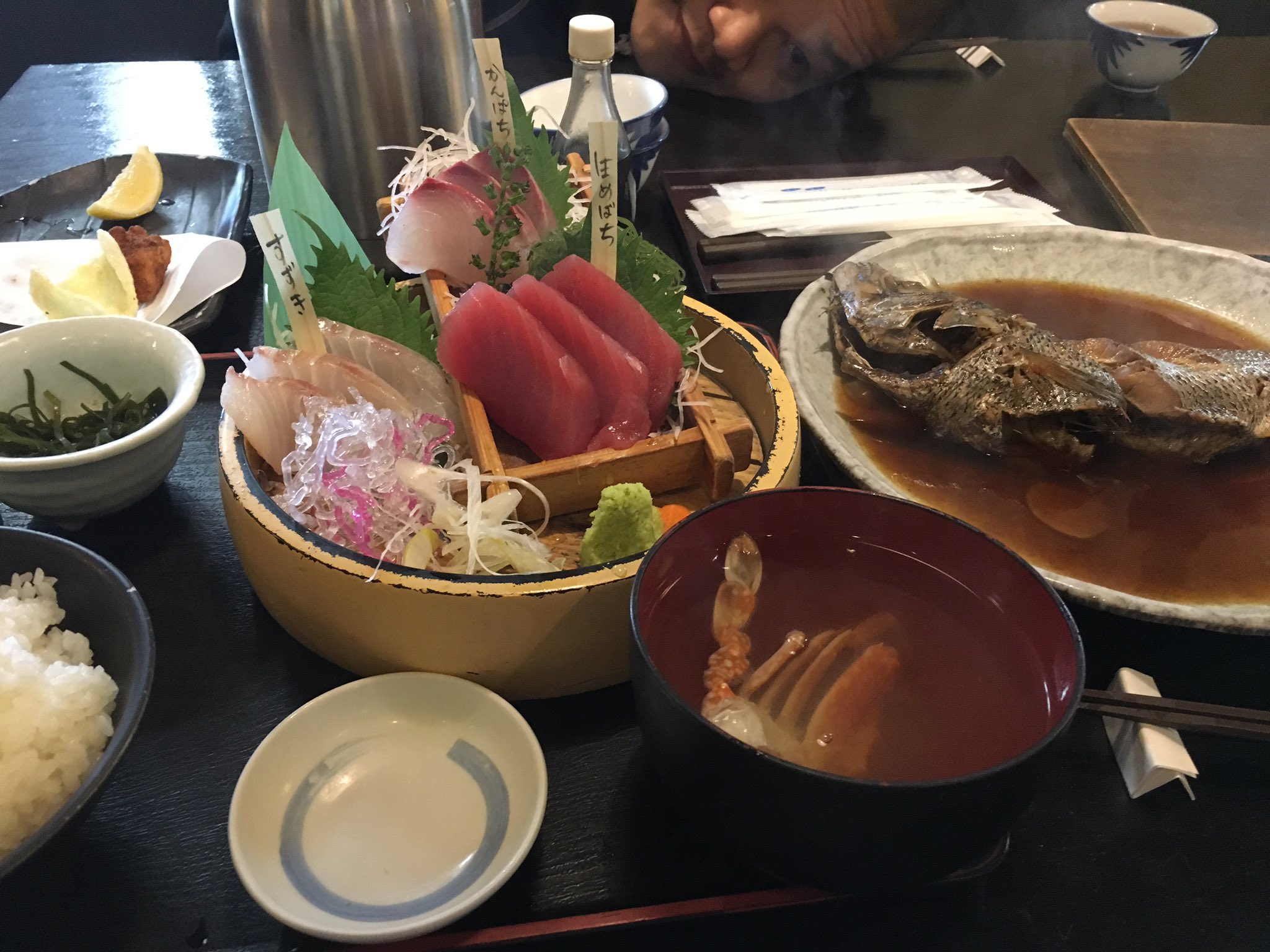 遊佐亮介 大洗にて あんこう鍋 あんこうの唐揚げ そして黒ムツ やばすぎる あんこう鍋は最高の魚鍋だし 黒ムツ定食はこのボリュームで2980円 都内で食ったら倍かかるとのこと 初高級魚 最高でした T Co X9xiz6ekxk Twitter