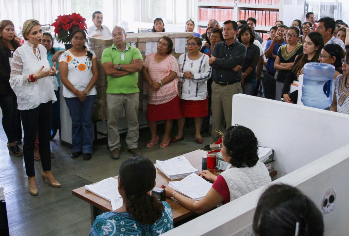 IvetteMurat's tweet photo. Agradezco la bienvenida de todos los que hacen posible el #DIFOaxaca. Trabajando con amor brindaremos lo necesario a las familias de Oaxaca. https://t.co/0FTPKWRcKq