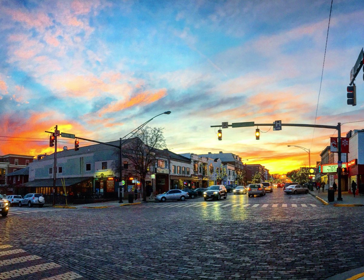 miamiuniversity's tweet photo. A magical sunset over a magical town. #MiamiOH #OxfordOH #sunset #collegetown https://t.co/HO0enYc3Dw